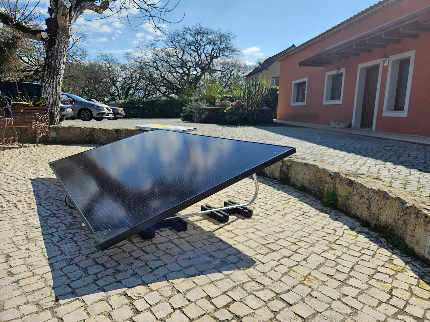 Estrutura de solo ValkBox 3 usada no kit solar plug and play de ligar à tomada para instalação fácil de painéis fotovoltaicos