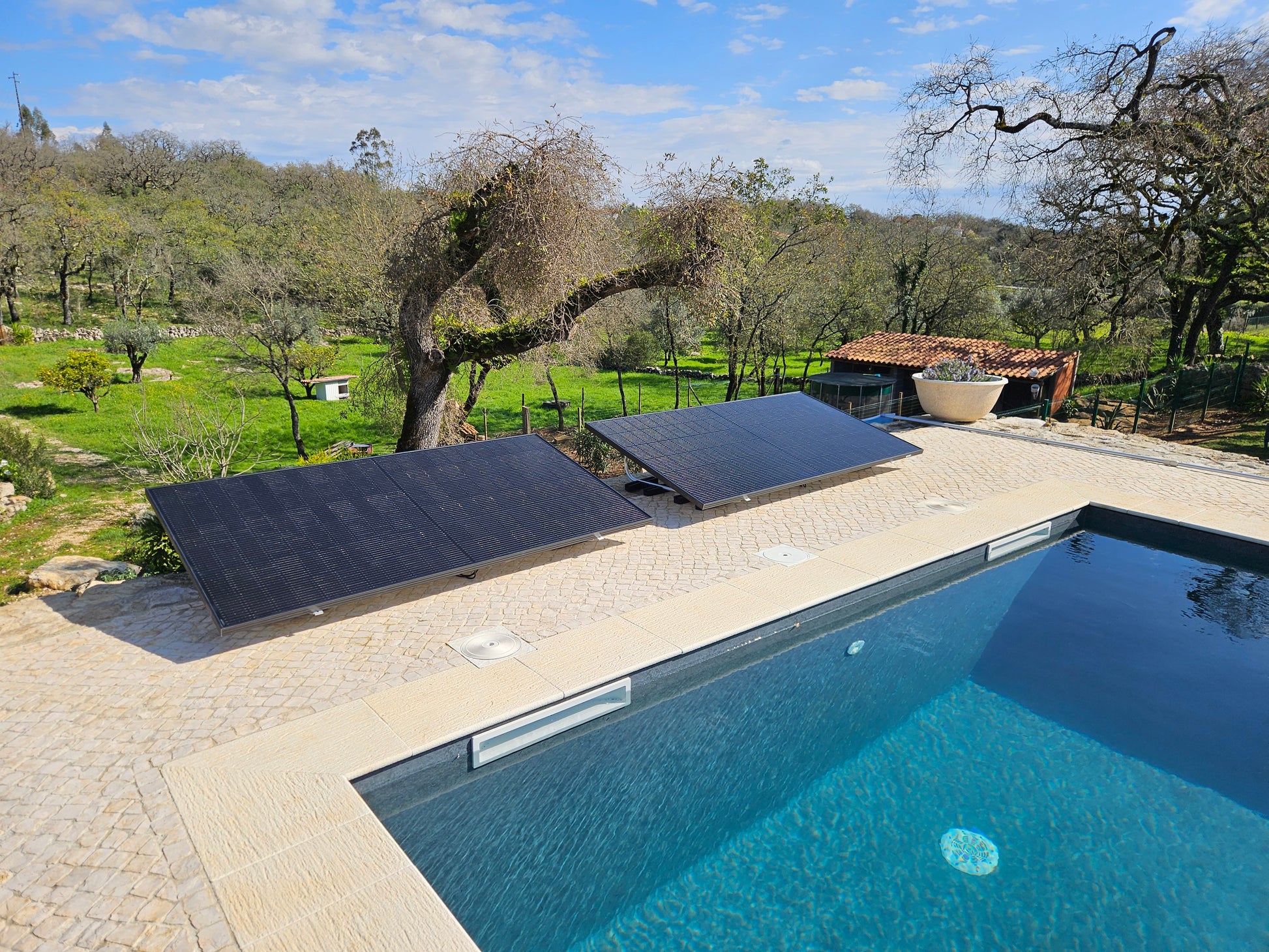 Kit solar plug and play com dois painéis fotovoltaicos instalados ao lado de piscina para autoconsumo residencial