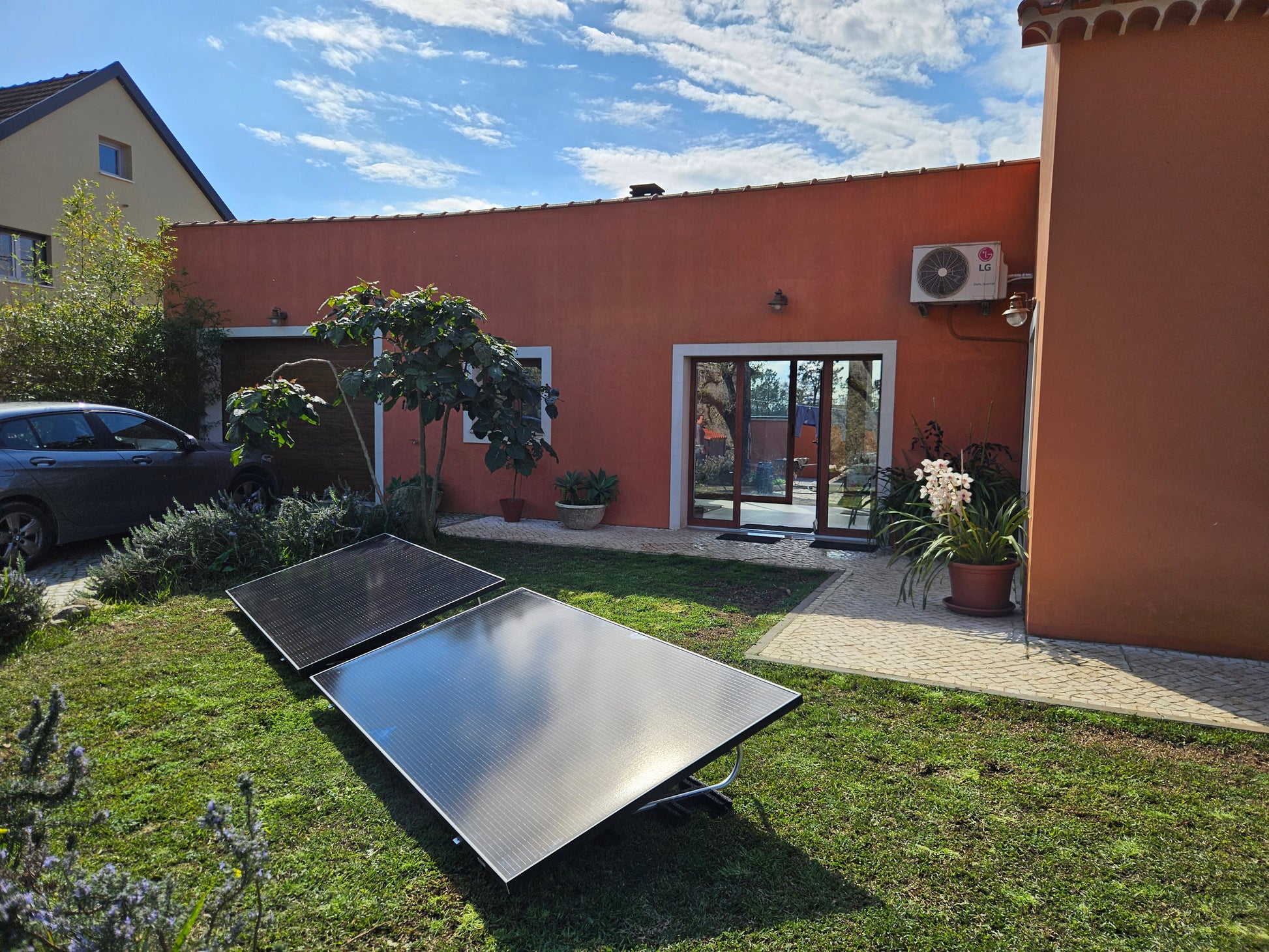 Kit solar plug and play instalado no jardim com dois painéis solares fotovoltaicos para autoconsumo residencial em Portugal, angulo lateral