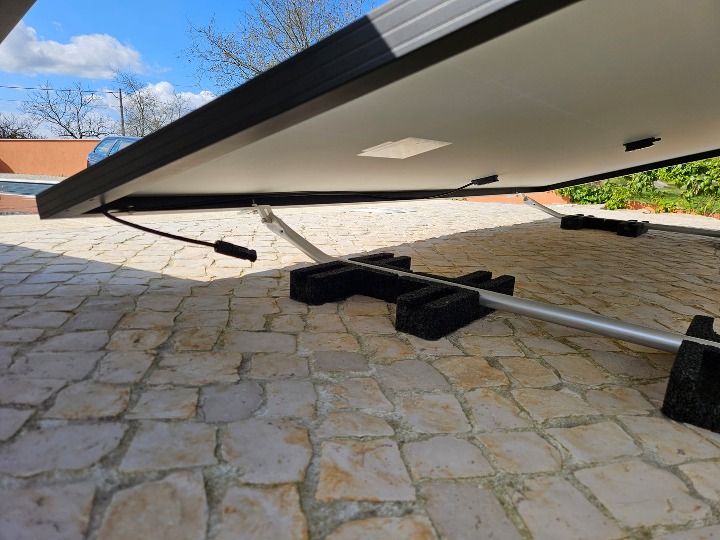 Detalhe da estrutura de solo ValkBox 3 usada no kit solar plug and play de ligar à tomada para montagem de painéis fotovoltaicos