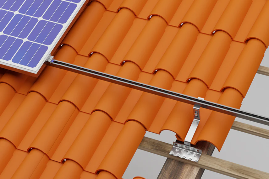 Kit solar fotovoltaico plug and play de ligar à tomada instalado em telhado de telha com painéis solares e estrutura de fixação