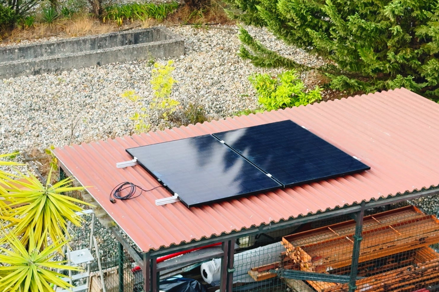Kit solar fotovoltaico plug and play de ligar a tomada instalado em telhado sanduíche com estrutura de suporte para autoconsumo