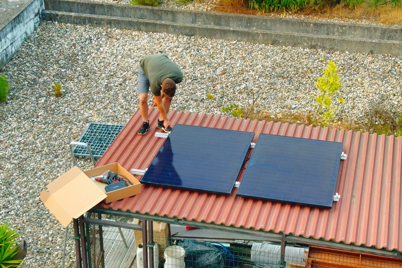 Instalação de kit solar plug and play com painéis fotovoltaicos em telhado sanduíche para autoconsumo