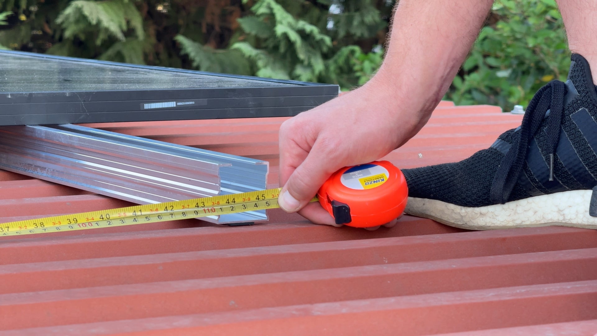 Suportes de montagem para instalação de painéis solares em telhado sanduíche no kit de autoconsumo plug and play