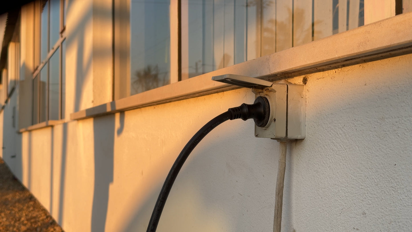 Cabo do kit solar plug and play ligado diretamente a tomada elétrica para autoconsumo fotovoltaico