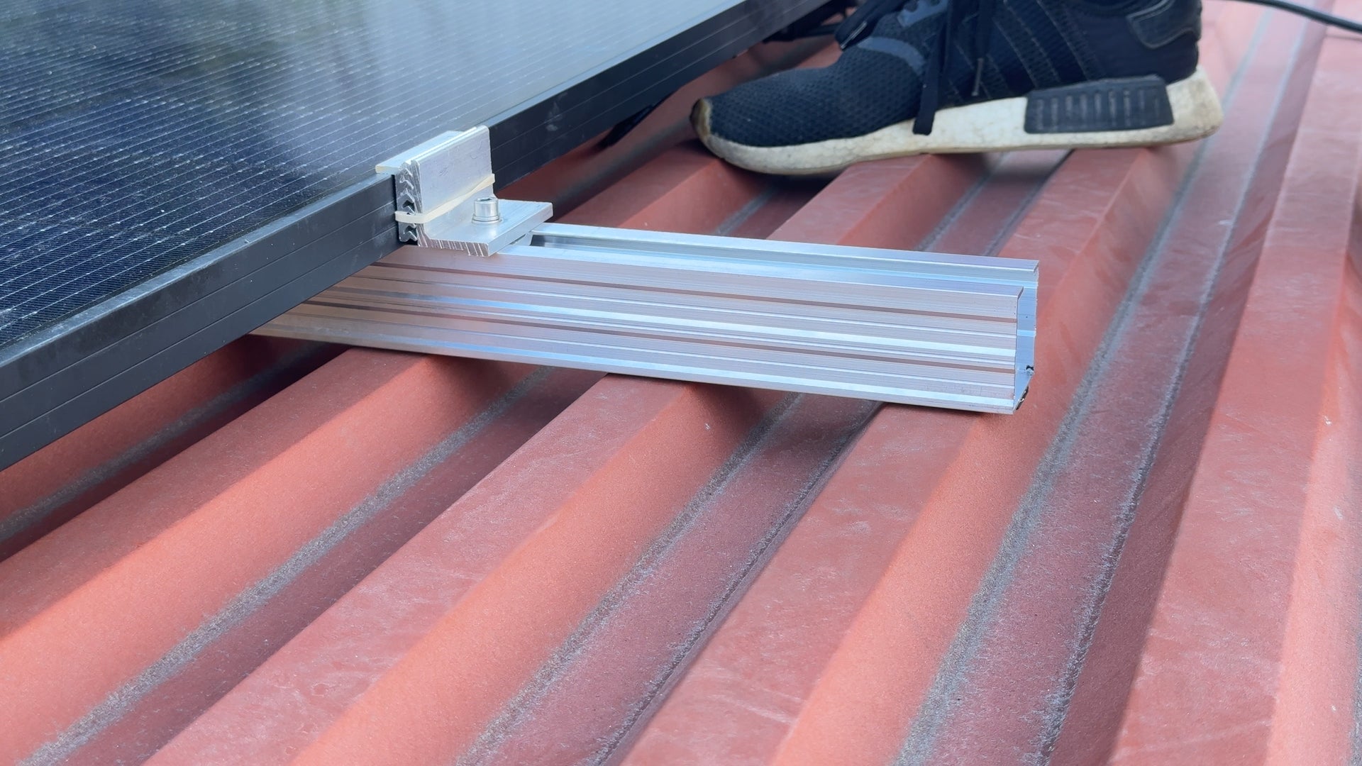 Suporte de alumínio para fixação de painel solar em telhado sanduíche no kit de autoconsumo plug and play