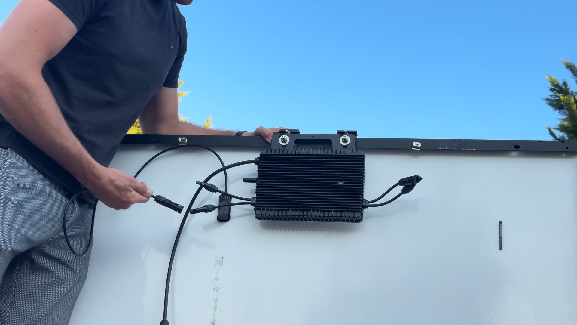 Inversor solar plug and play de ligar à tomada instalado em painel fotovoltaico para kit de autoconsumo