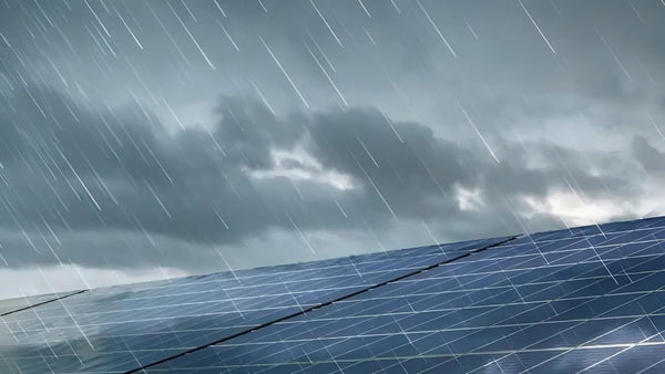 Painel solar à chuva sob um céu de inverno carregado