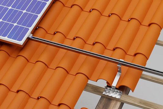 Kit solar fotovoltaico plug and play de ligar à tomada instalado em telhado de telha com painéis solares e estrutura de fixação