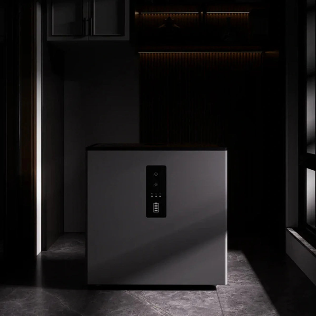 Bateria Hoymiles MS-A2 instalada em ambiente doméstico, junto a um móvel