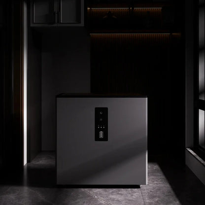 Bateria Hoymiles MS-A2 instalada em ambiente doméstico, junto a um móvel