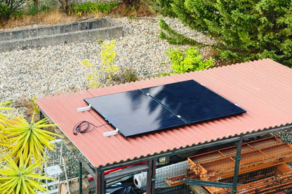 Kit solar fotovoltaico plug and play de ligar a tomada instalado em telhado sanduíche com estrutura de suporte para autoconsumo